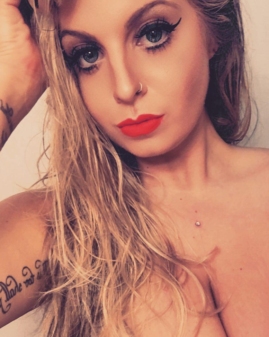 AnnaKabana / annakabanaofficial / rubia con pechos grandes Filtraciones Nude de OnlyFans 1