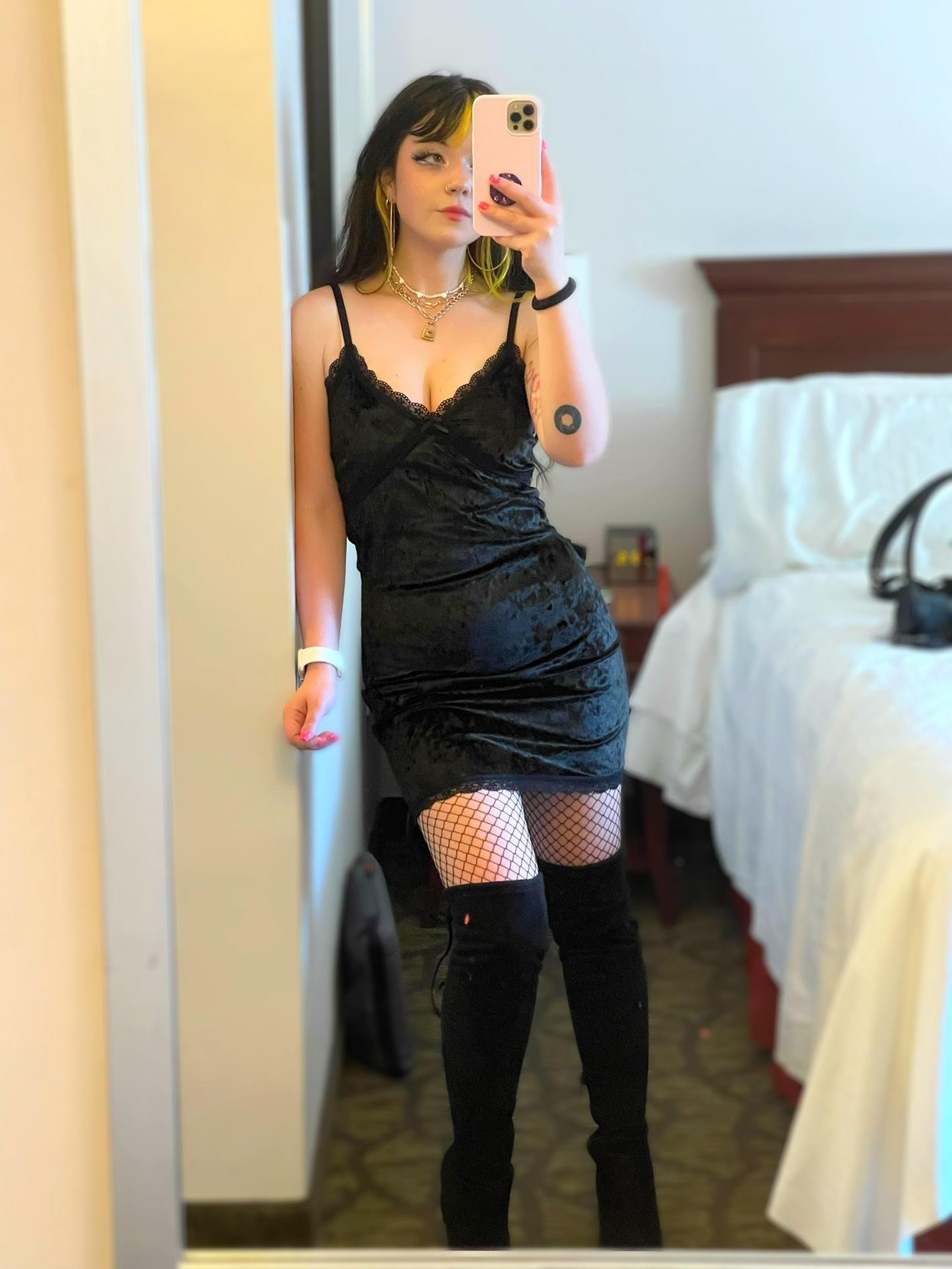 Filtraciones desnudas de Bootz / larissatheone en OnlyFans 1