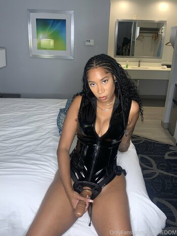 Aritheamazon / Ari T / Arrianathedomme / Ebony Kink Queen / The ebony amazon / ari_amazon / azriatheamazon Filtraciones OnlyFans Foto 19