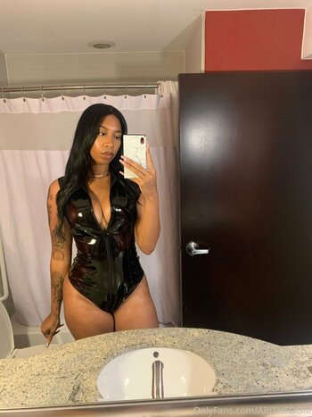 Aritheamazon / Ari T / Arrianathedomme / Ebony Kink Queen / The ebony amazon / ari_amazon / azriatheamazon Filtraciones OnlyFans Foto 20