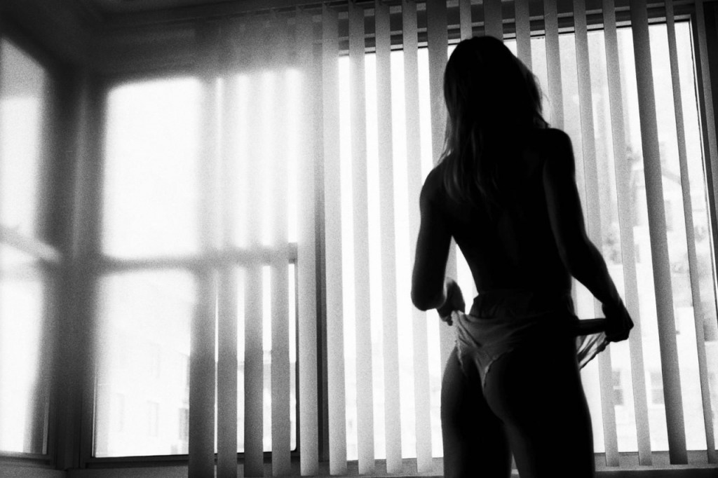 Elyse Taylor Desnuda 05