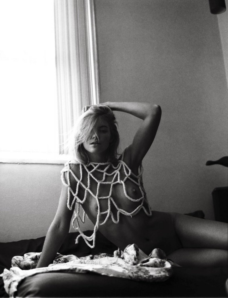 Elyse Taylor Desnuda 09