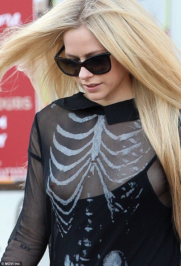 Avril-Lavigne-Nipple-Slip-4