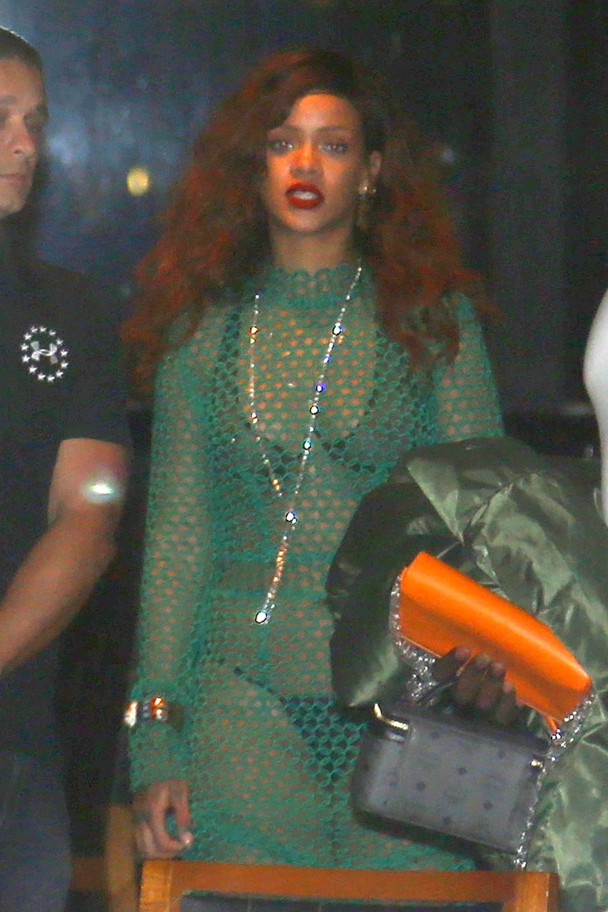 Rihanna-Sexy-32