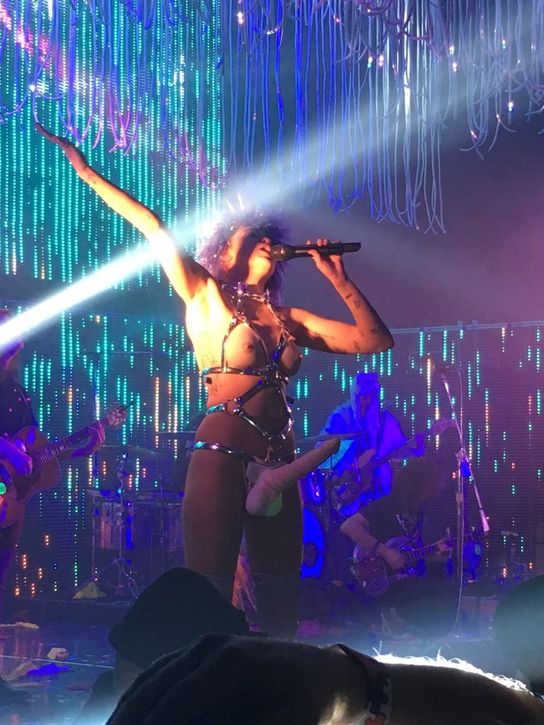 Miley-Cyrus-Topless-10