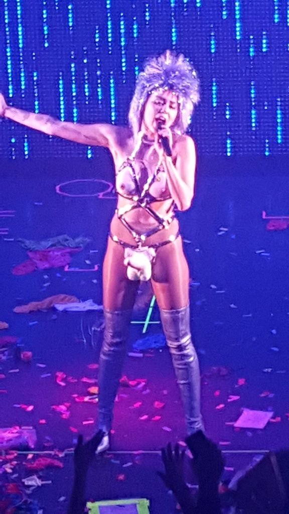 Miley-Cyrus-Topless-11