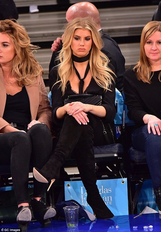 Charlotte-McKinney-Sexy-5