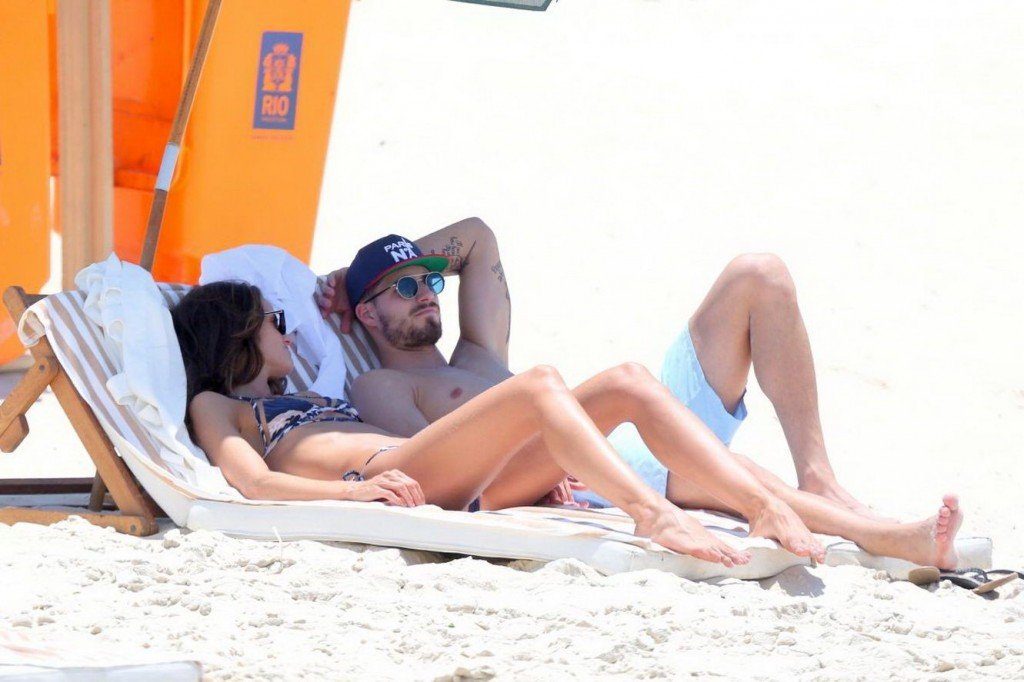 Izabel-Goulart-Sexy-Topless-9-thefappening.so.jpg
