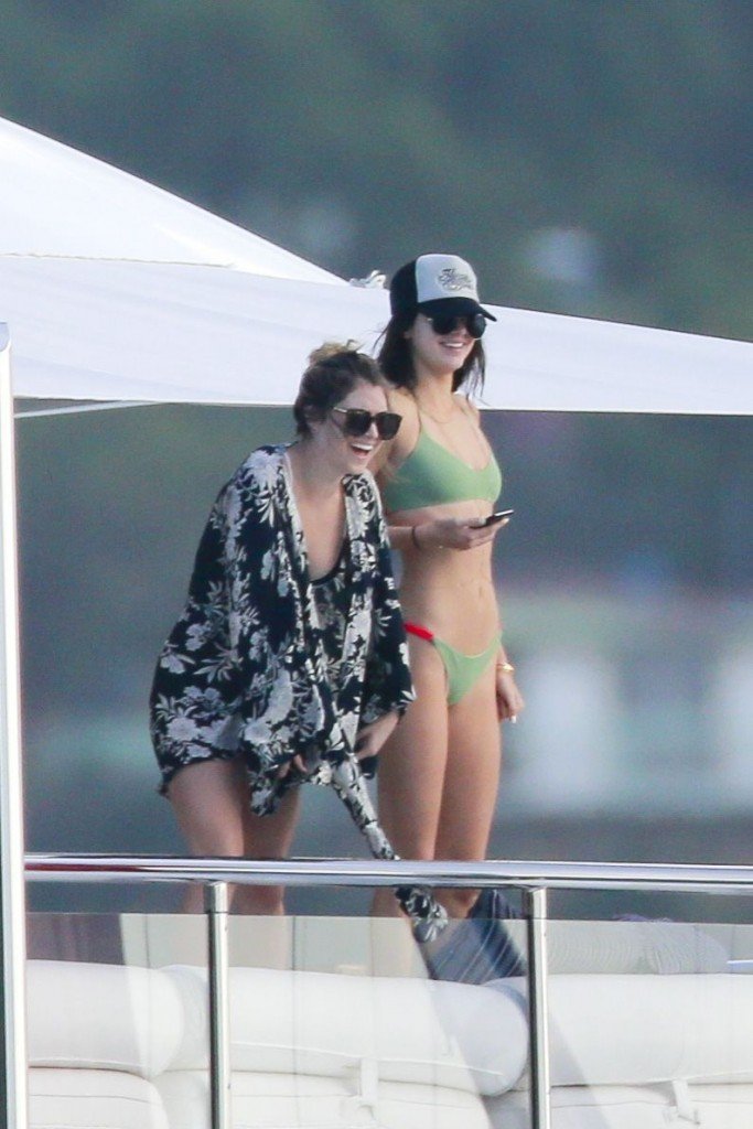 Kendall-Jenner-en-Bikini-12