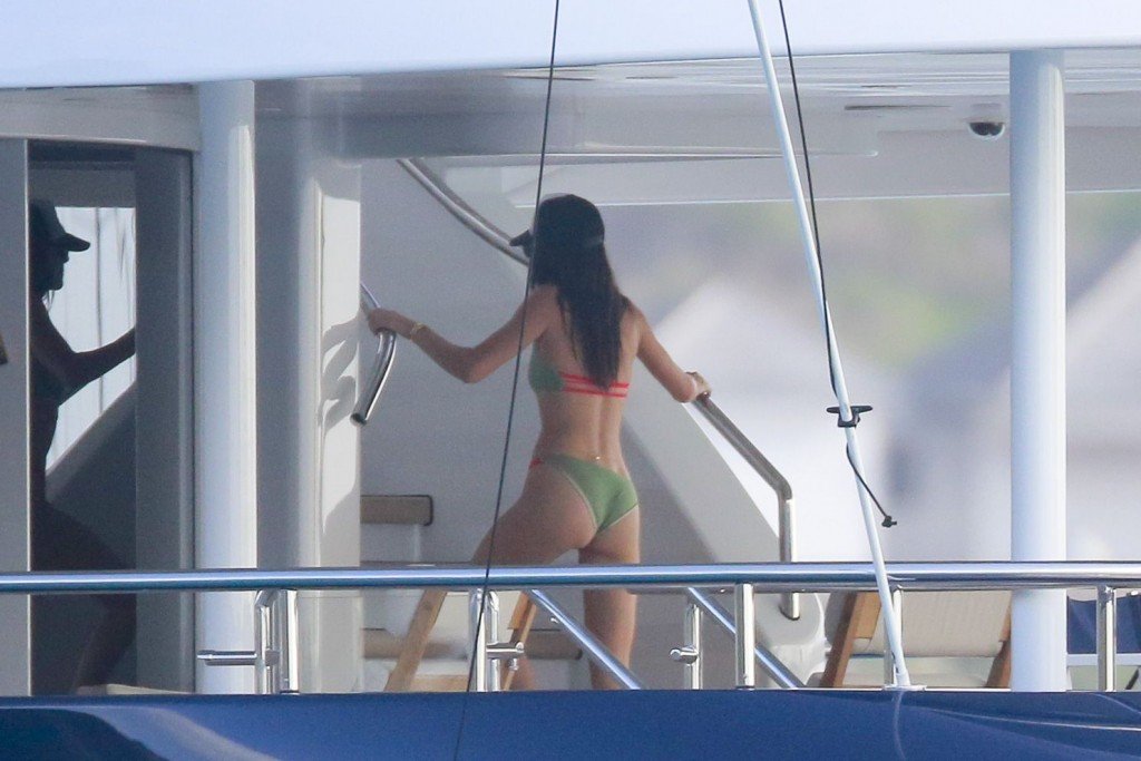 Kendall-Jenner-in-a-Bikini-32
