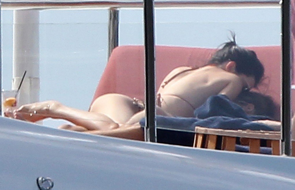 Kendall-Jenner-in-a-Bikini-33