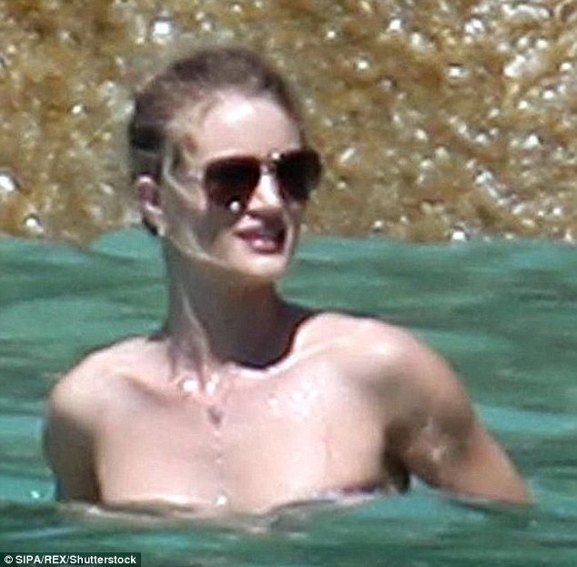 Rosie-Huntington-Whiteley-Bikini-3