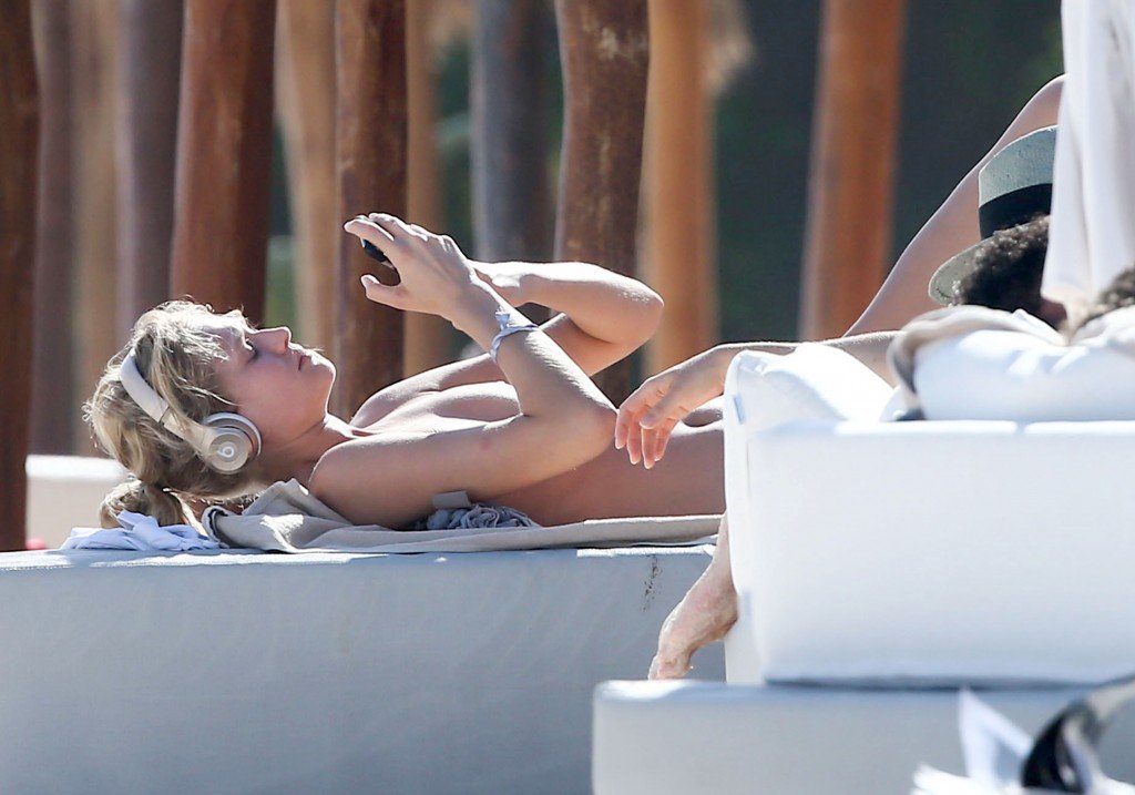 Toni-Garrn-Topless-8