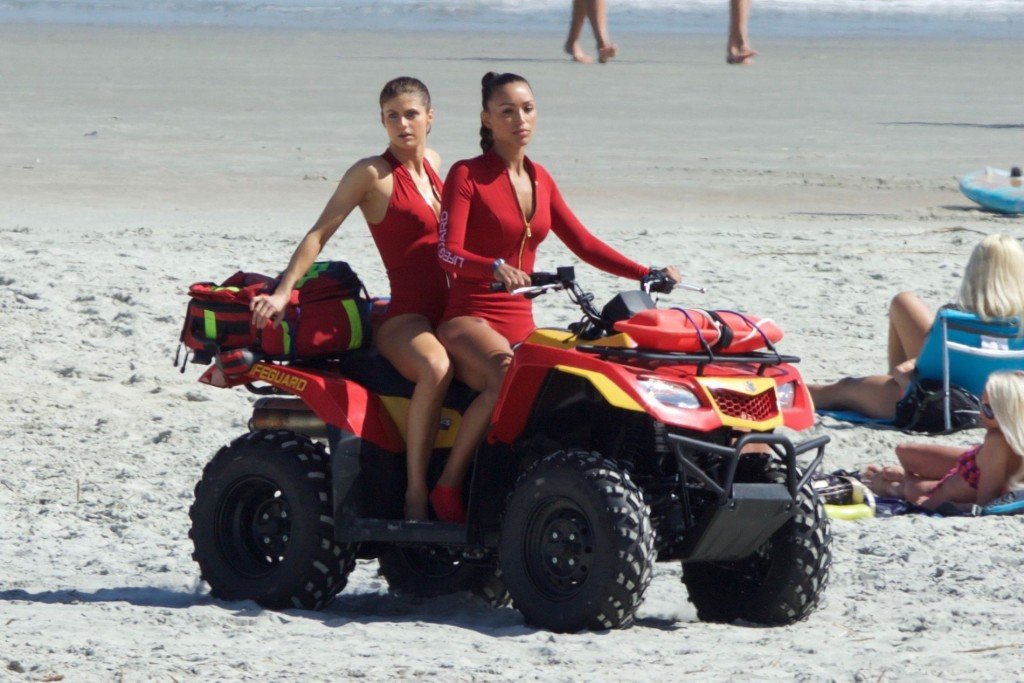 Alexandra Daddario Sexy 5