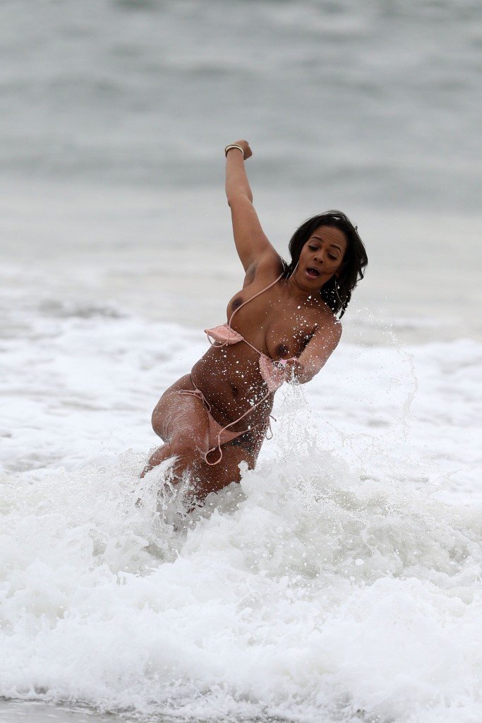 Sundy Carter Wardrobe Malfunction 30