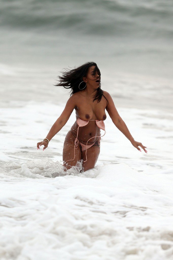 Sundy Carter Wardrobe Malfunction 31