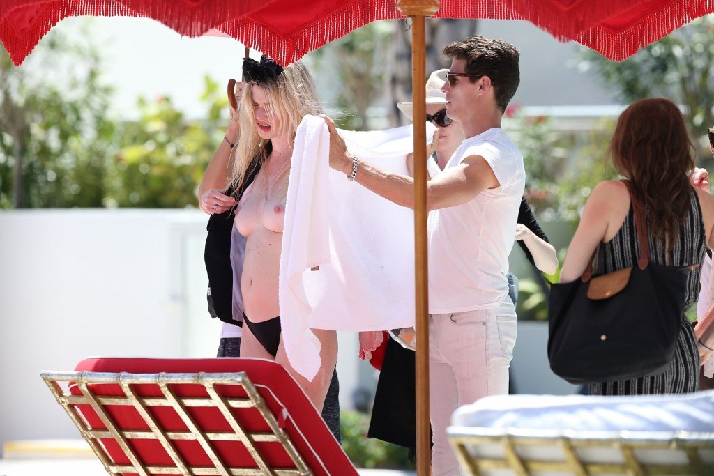 Lara Stone Sexy Topless 65