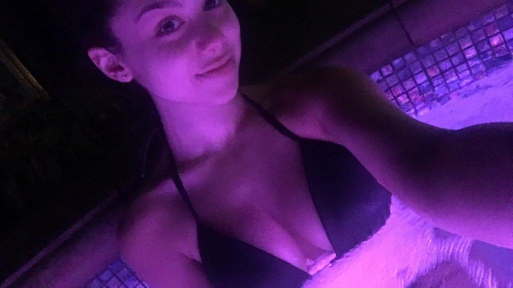 Colección de escotes de Kira Kosarin 2