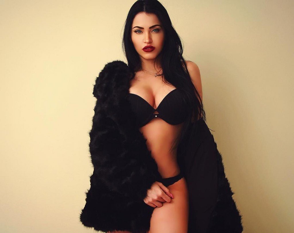 Claudia Alende Nude Sexy 74