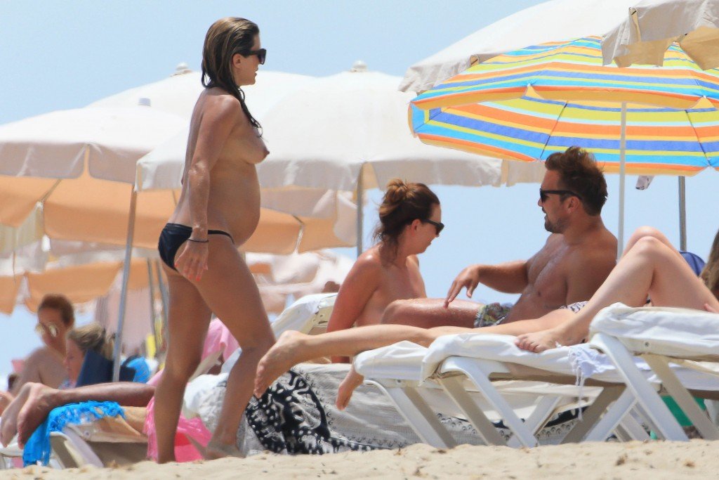 Zoe Hardman Topless 44