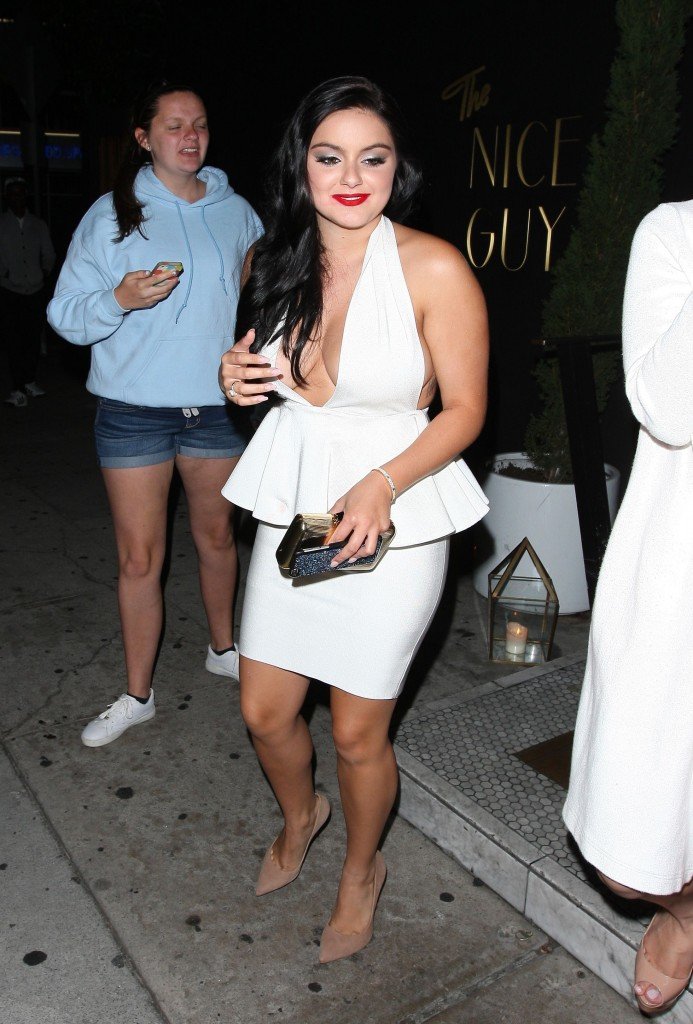 Escote y Falda Levantada de Ariel Winter 13