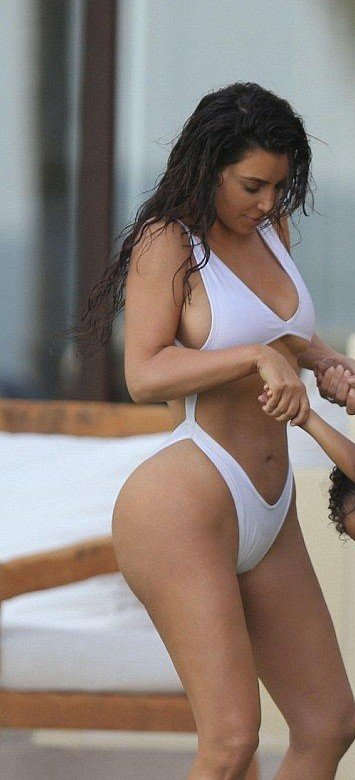 Kim Kardashian en un traje de baño 14