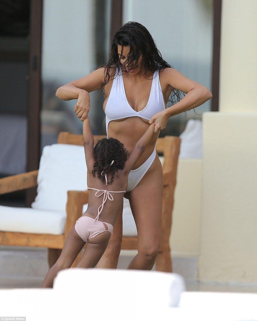 Kim Kardashian en un traje de baño 15