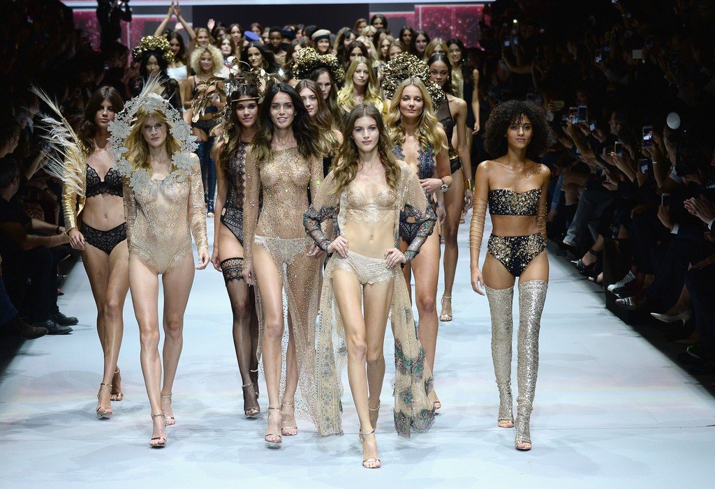 Eniko Mihalik Sexy Topless 5