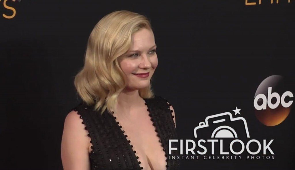 Kirsten Dunst Cleavage 153