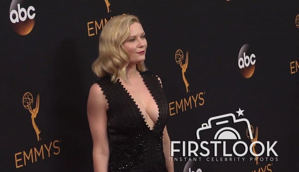 Kirsten Dunst Cleavage 158
