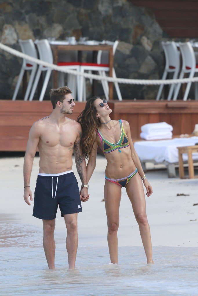 Izabel Goulart Sexy thefappening.so 4