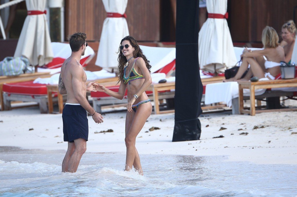Izabel Goulart Sexy thefappening.so 43