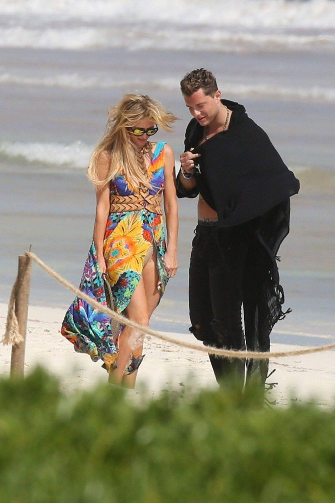 Paris Hilton Upskirt thefappening.so 12