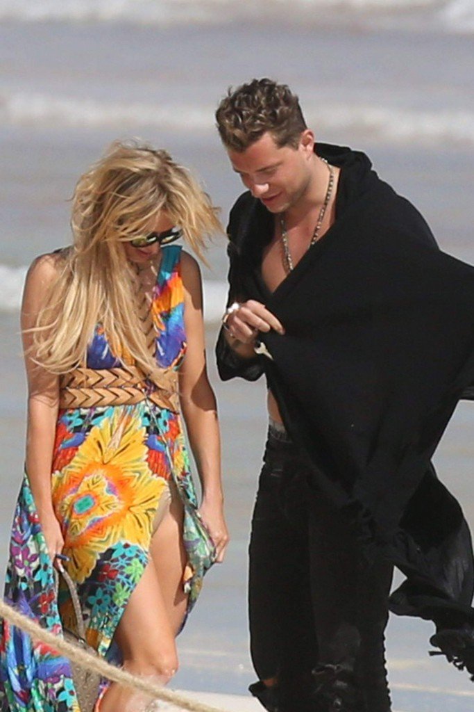Paris Hilton Upskirt thefappening.so 13