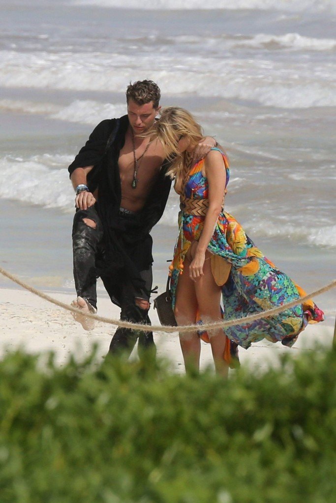 Paris Hilton Upskirt thefappening.so 14
