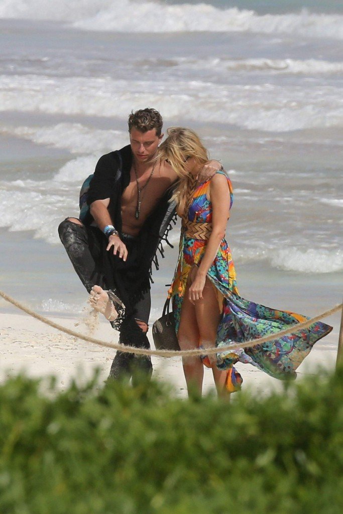 Paris Hilton Upskirt thefappening.so 15