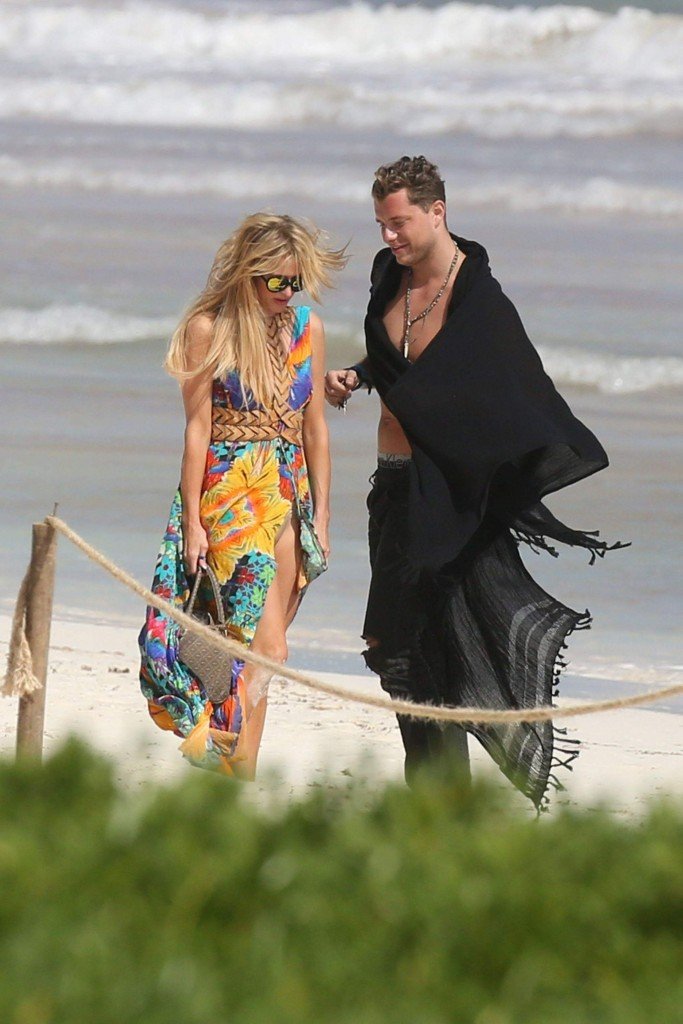 Paris Hilton Upskirt thefappening.so 16