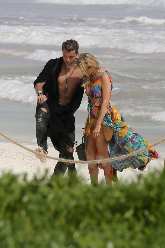 Paris Hilton Upskirt thefappening.so 4