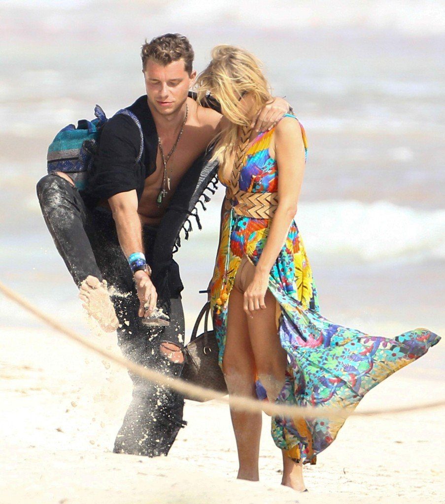 Paris Hilton Upskirt thefappening.so 6