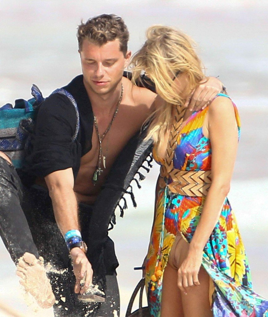 Paris Hilton Upskirt thefappening.so 7