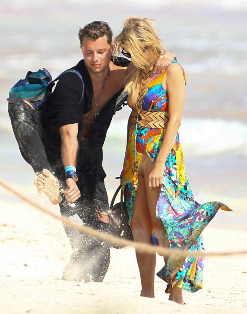 Paris Hilton Upskirt thefappening.so 8