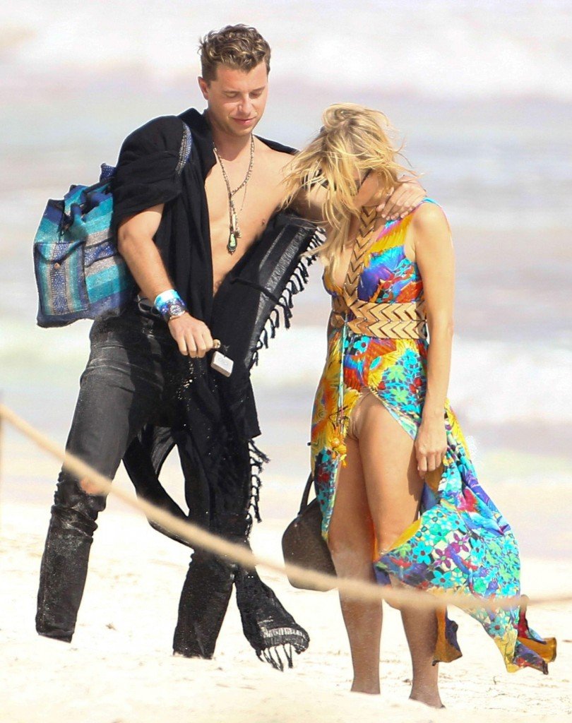 Paris Hilton Upskirt thefappening.so 9