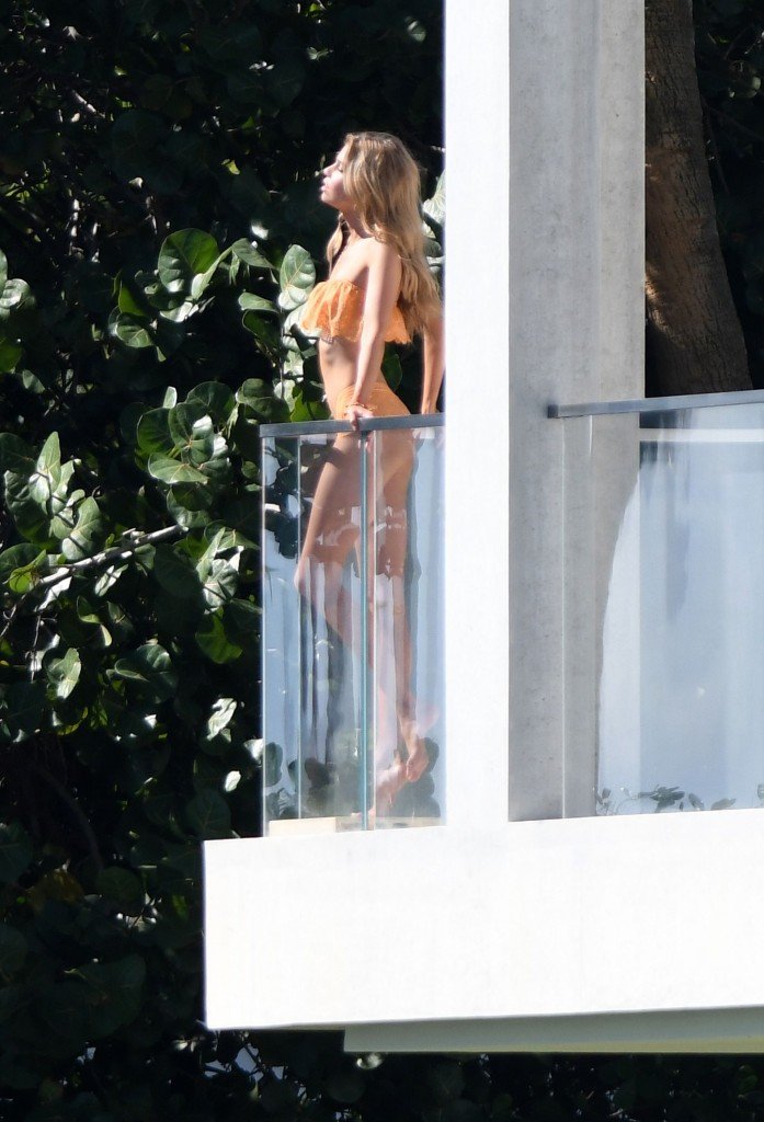 Stella Maxwell Sexy 10