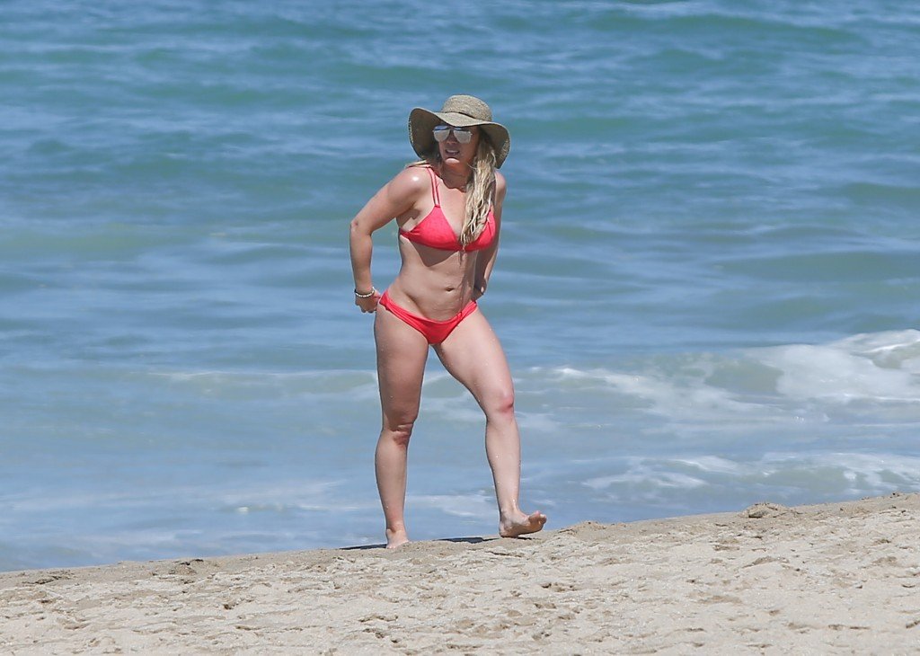 Hilary Duff Sexy 35 thefappening.so