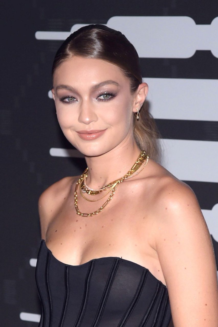 Gigi Hadid Desnuda