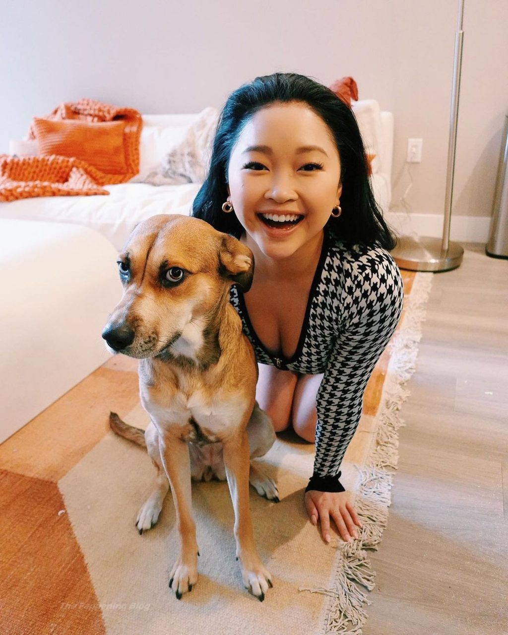 Escote Sexy de Lana Condor